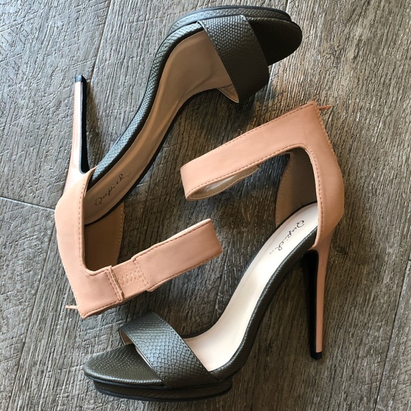 Qupid Ankle Strap Stiletto w/Platform - Picture 5 of 8